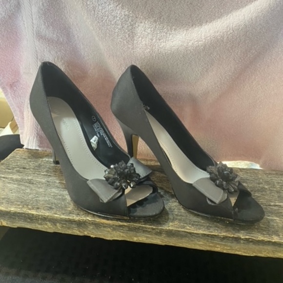 Black and Grey Pumps Size 7 - Picture 3 of 12